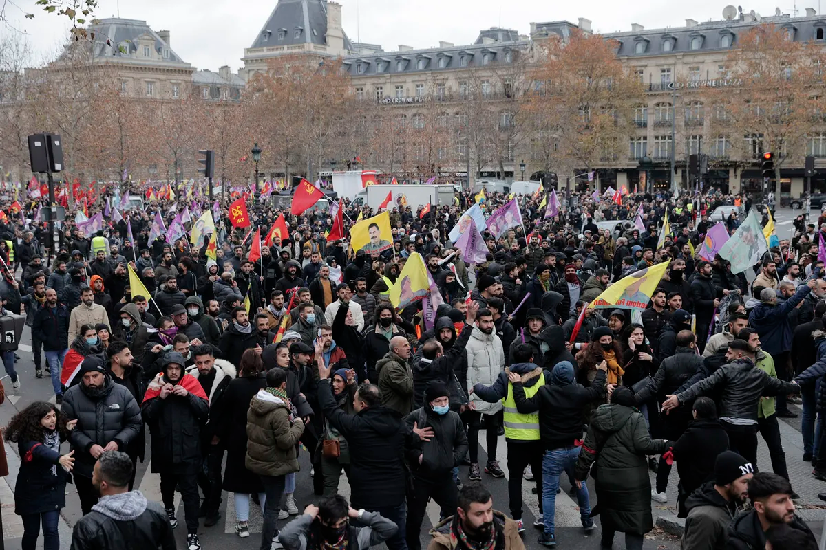 La marcha para repudiar un ataque contra la comunidad kurda en París terminó con incidentes.
