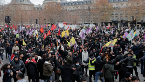 Ataque racista en París: incidentes en la marcha para repudiar el crimen de tres ciudadanos kurdos