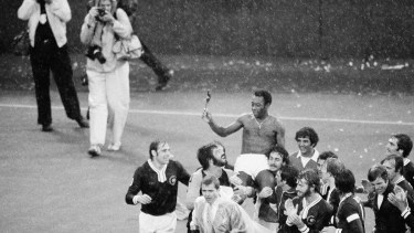 Pelé en andas, tras ganar su segundo mundial. 