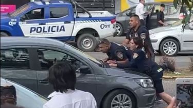 El joven arrastró a dos policías que intentaron frenarlo para que no escapara.
