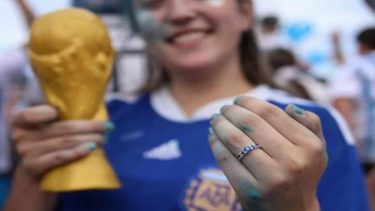 Nicole recibió su propuesta de casamiento en medio de los festejos. Foto: gentileza.