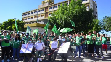 Por la no renovación de contratos a cinco trabajadores, estatales reclamaron en las puertas del hospital de Regina. (Fotos Néstor Salas)
