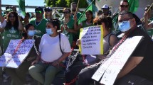 Imagen de Con un corte de calle, estatales reclaman por despidos en el hospital de Regina