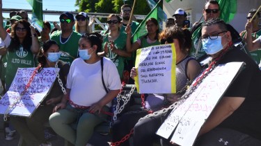 Con un corte de calle, estatales reclaman por despidos en el hospital de Regina