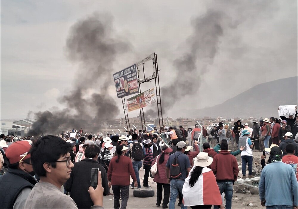 Alrededor de 2000 manifestantes rompieron el cerco de seguridad e ingresaron al aeropuerto de Arequipa. Foto Gentileza El Búho.

