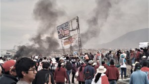 Crisis política en Perú: se enfrentaron contra la policía y tomaron el aeropuerto de Arequipa