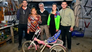 Desde Huergo, la solidaridad llega en bicicleta para robar sonrisas