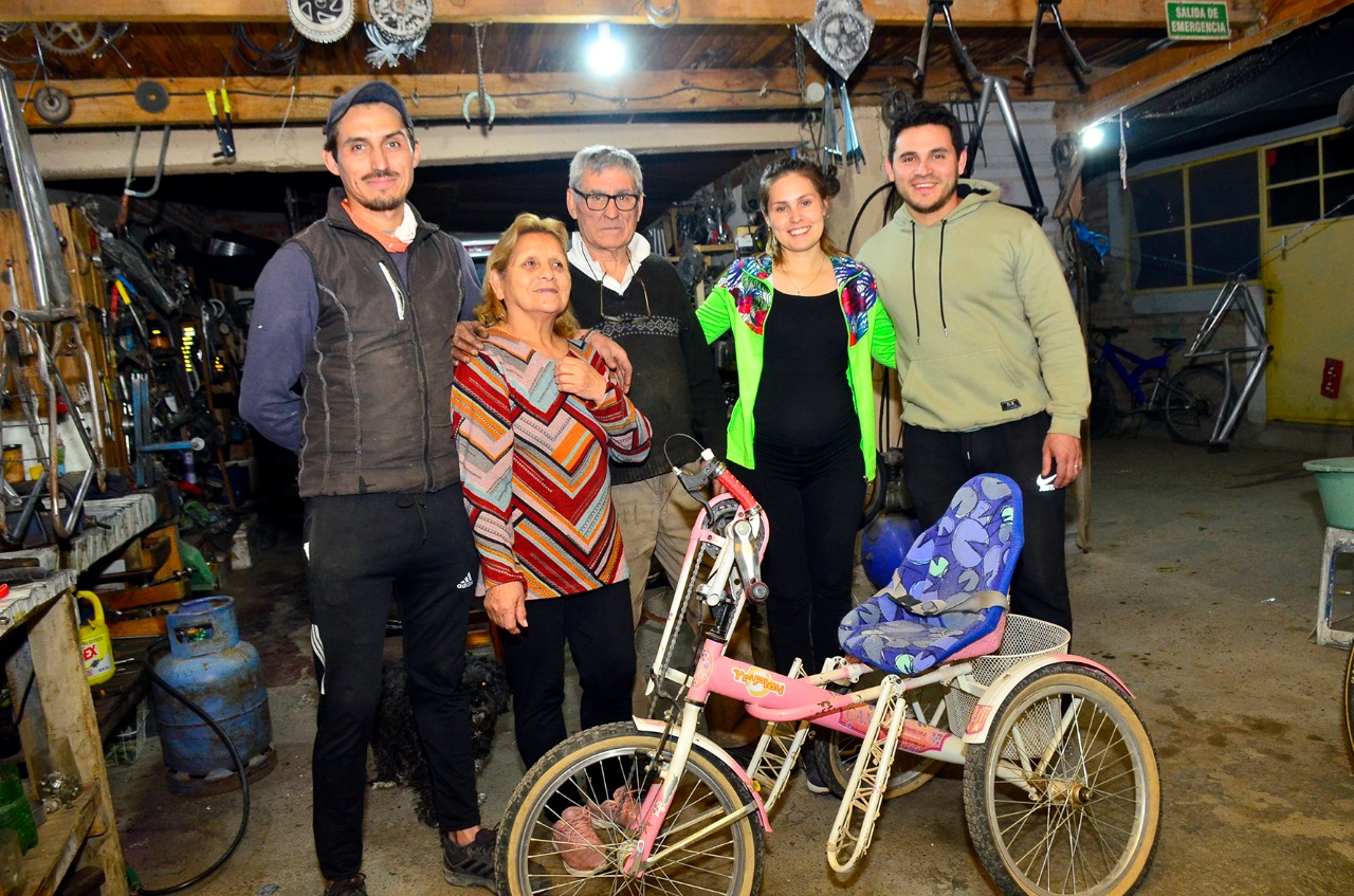 Pablo, Mirta, Hugo, Jennifer y Diego llevan adelante el proyecto solidario "Robando Sonrisas". (Foto Néstor Salas)