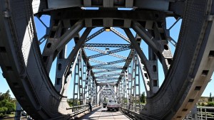 Nuevas luminarias y limpieza en el puente ferrocarretero que une Viedma y Patagones