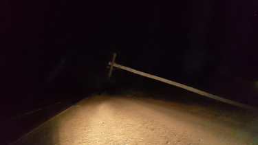 En Cervantes los delincuentes derribaron un poste para llevarse los cables eléctricos. (Foto gentileza)