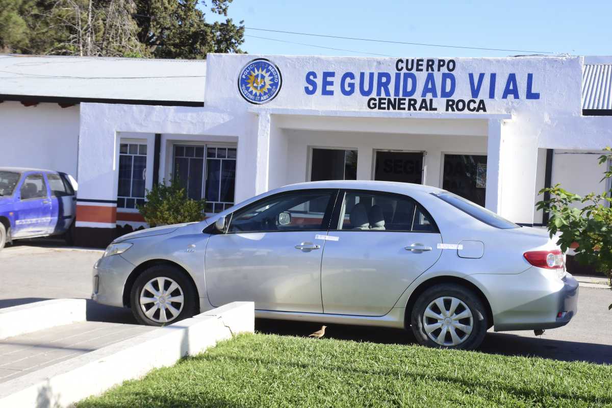 El auto del diputado provincial fue uno entre los once secuestrados por alcoholemia positiva anoche en Roca. Foto Cesar Izza