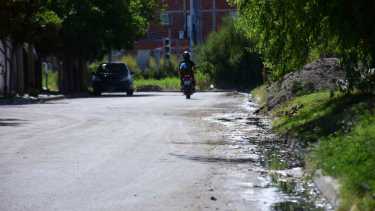 Vecinos del barrio reclamaron por el derrame de líquidos cloacales sobre la calle La Plata al 1800