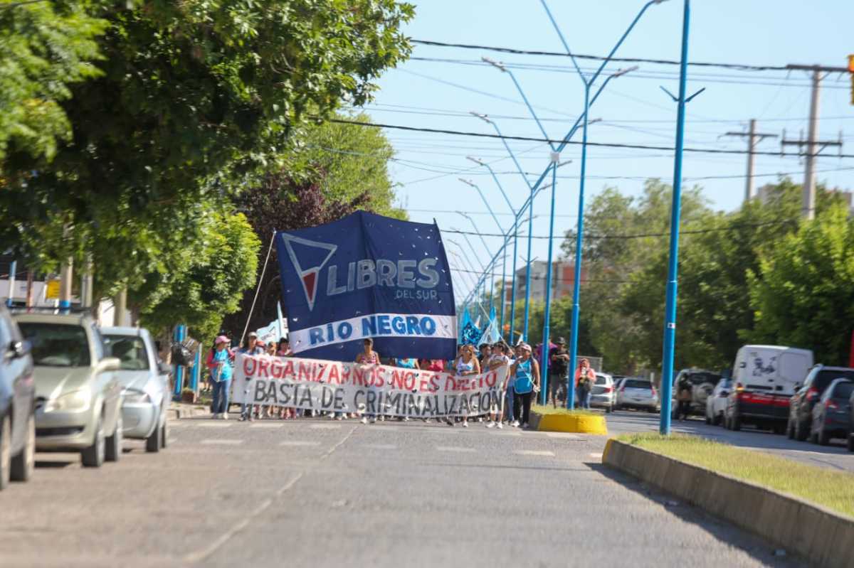 El Frente Piquetero Provincial marchó hacia la Ruta 22. Foto: Juan Thomes