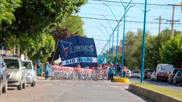 Cortaron el tránsito en la Ruta 22 en uno de los principales accesos a Roca