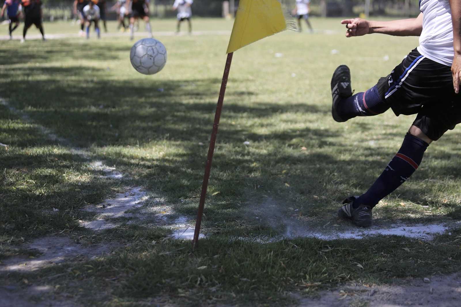 Los torneos de fútbol amateur copan las canchas los fines de semana. Foto: Juan Thomes. 