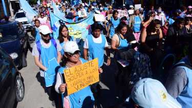 Las organizaciones se movilizaron hacia Anses y el Ministerio de Trabajo por la calle Tucuman. Foto: Cesar Izza.