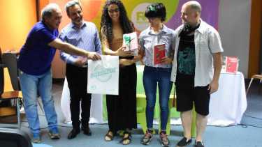 Entraga de libros "Dramaturgia para las infancias" al Elenco Provincial de Teatro. Foto: Alejandro Carnevale