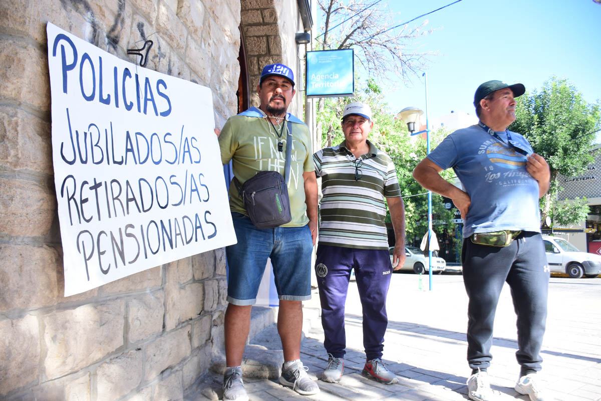 Un pequeño grupo de retirados de la policía reclamó en Roca. Foto: Alejandro Carnevale