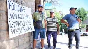 Con un corte de calle, pensionados de la policía reclamaron zona Austral en Roca