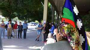 Protestaron en Roca contra la «aberración» hacia las mujeres mapuche en Villa Mascardi