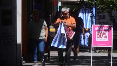 Se mantiene la venta de las camisetas de Argentina. (Foto: Cesar Izza)