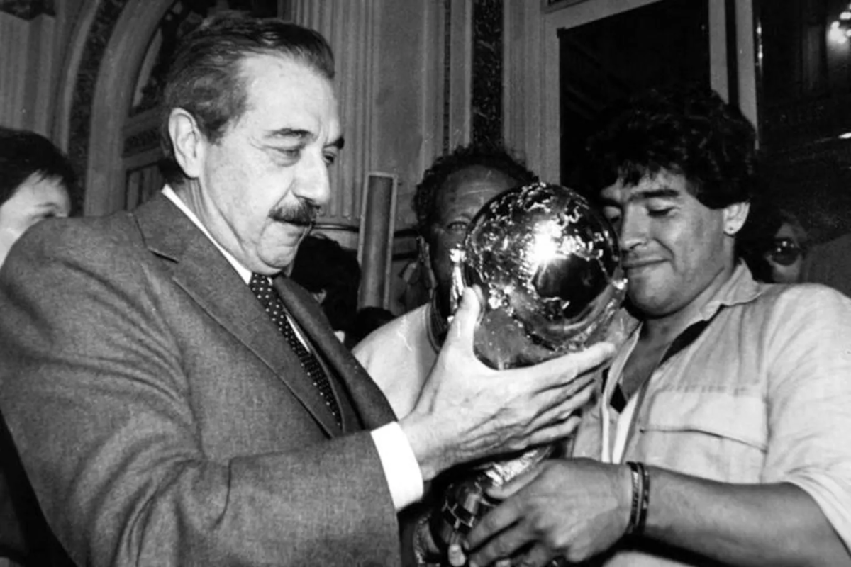 Raúl Alfonsín y Diego Maradona, con la Copa del Mundo obtenida en México 86