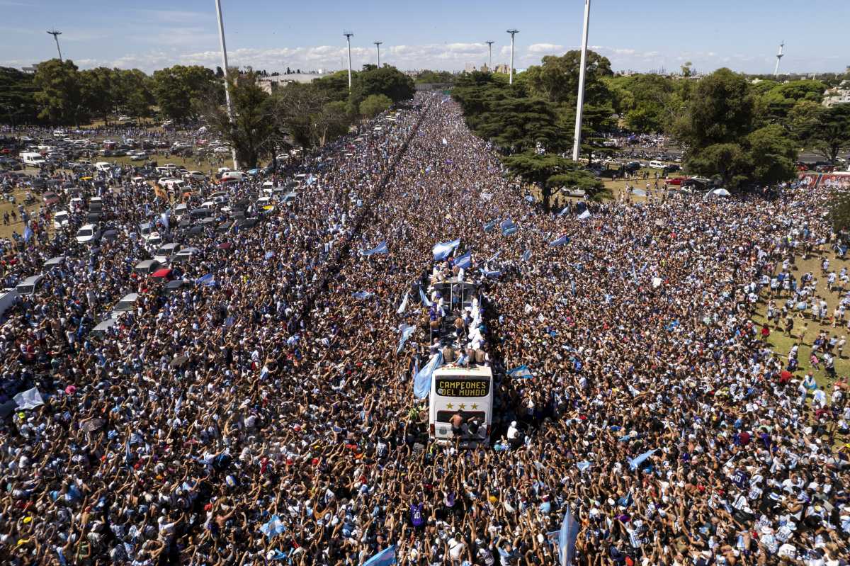 El plantel de la selección fue recibido por una multitud al país que quiso estar cerca de la Copa del Mundo. (AP Photo/Rodrigo Abd)