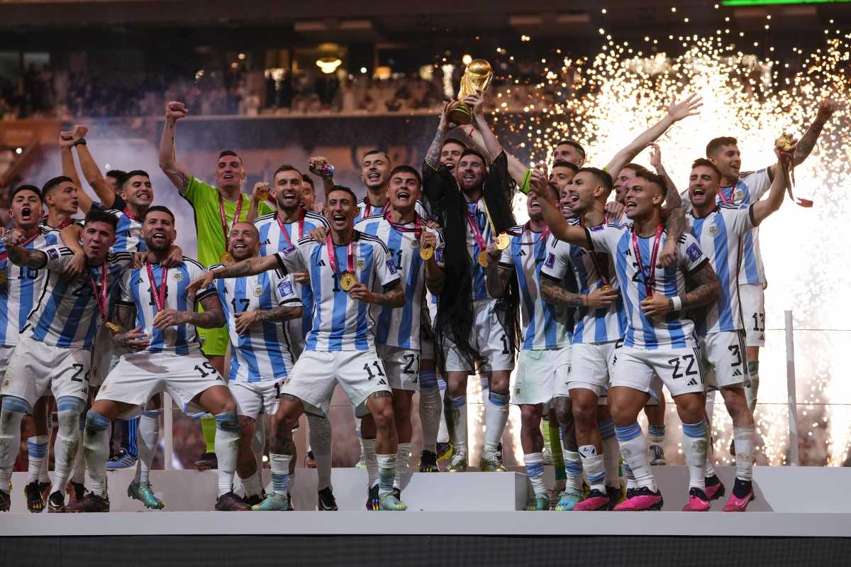 Messi levanta la Copa del Mundo rodeado de sus compañeros. Ahora sabe cuánto pesa, era hora de que así fuera. (AP Photo/Manu Fernandez)