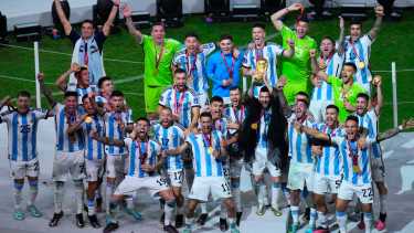 El festejo del plantel argentino con la Copa del Mundo en Qatar (AP Photo/Hassan Ammar).
