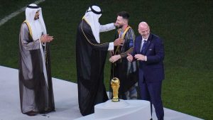 Mundial Qatar 2022: qué significa la prenda que le pusieron a Messi para levantar la Copa