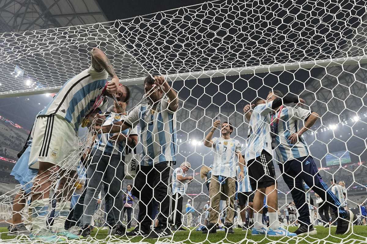 La Selección Argentina, con Rodrigo De Paul a la cabeza, cortaron la red del arco mundialista para llevarla de recuerdo. Foto: Martin Meissner para AP.-