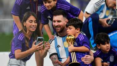 Antonela con Thiago, Mateo y Ciro, celebrando con Leo la tan esperada copa mundial. (AP Photo/Manu Fernandez)