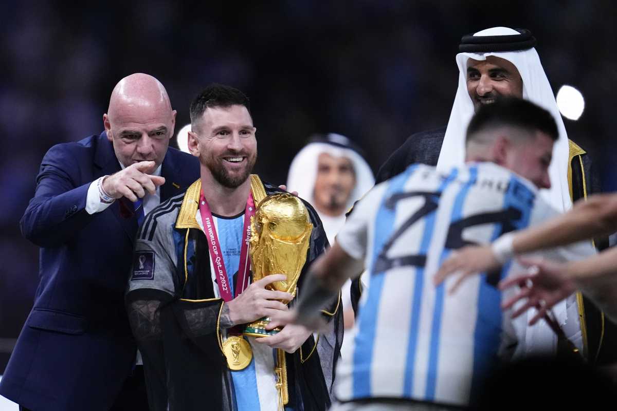 Messi con la Copa del Mundo en Qatar. AP Photo/Natacha Pisarenko)