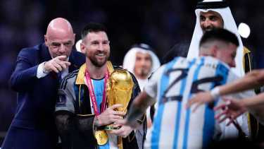 Messi con la Copa del Mundo en Qatar. AP Photo/Natacha Pisarenko)