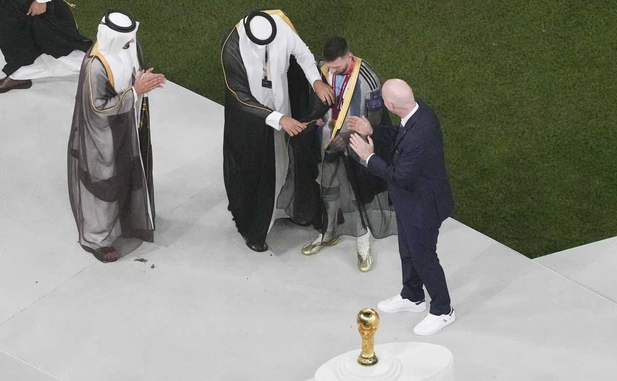 Lionel Messi recibió el bisht de mano de autoridades qataríes, quienes lo identificaron como una persona importante para la sociedad local. Foto: Thanassis Stavrakis para AP.-