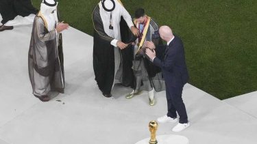 Lionel Messi recibió el bisht de mano de autoridades qataríes, quienes lo identificaron como una persona importante para la sociedad local. Foto: Thanassis Stavrakis para AP.-