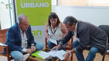 El convenio fue firmado entre el intendente Pesatti, la titular del IPPV Peréz Raventos y el propietario de los lotes Fernando Agüero. Foto Gentileza