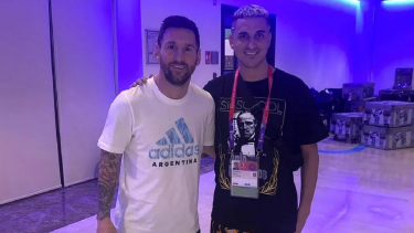 Mati Teclas junto a Lionel Messi. 