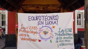 Protestan por despidos en el equipo municipal que asiste violencias en Junín de Los Andes