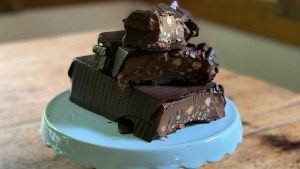 Turrón relleno de chocolate y avellanas