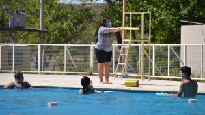 Abren las inscripciones para clases de natación en la pileta municipal de Cipolletti