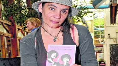 La escritora de 32 años era conocida por su trayectoria y por llevar sus obras a distintos rincones de Neuquén. 