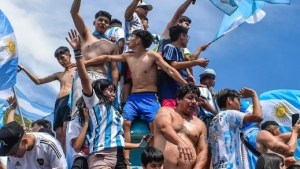 La historia detrás de la foto viral del festejo por la Selección Argentina que se captó en Viedma