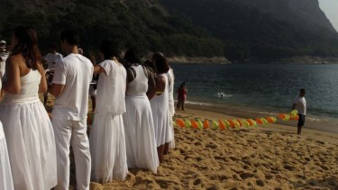 El blanco representa nacimiento, alegría y pureza. 