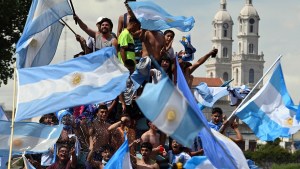 Somos campeones del Mundo: Las imágenes de los festejos en la fuente Pucará de Viedma