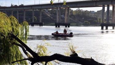 El hombre se lanzó al río con la intención de escaparse de la Policía. Foto Archivo: Marcelo Ochoa
