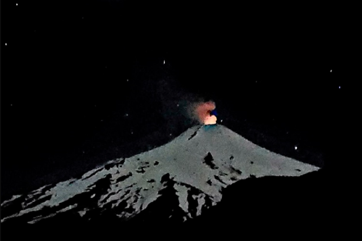 El volcán Villarrica, ubicado en Chile, estuvo en alerta naranja. Foto: (Archivo)