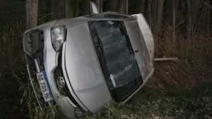 Perdió el control y volcó el auto en el que circulaba por la Ruta 6 en Roca