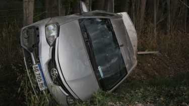 Perdió el control y volcó el auto en el que circulaba por la Ruta 6 en Roca