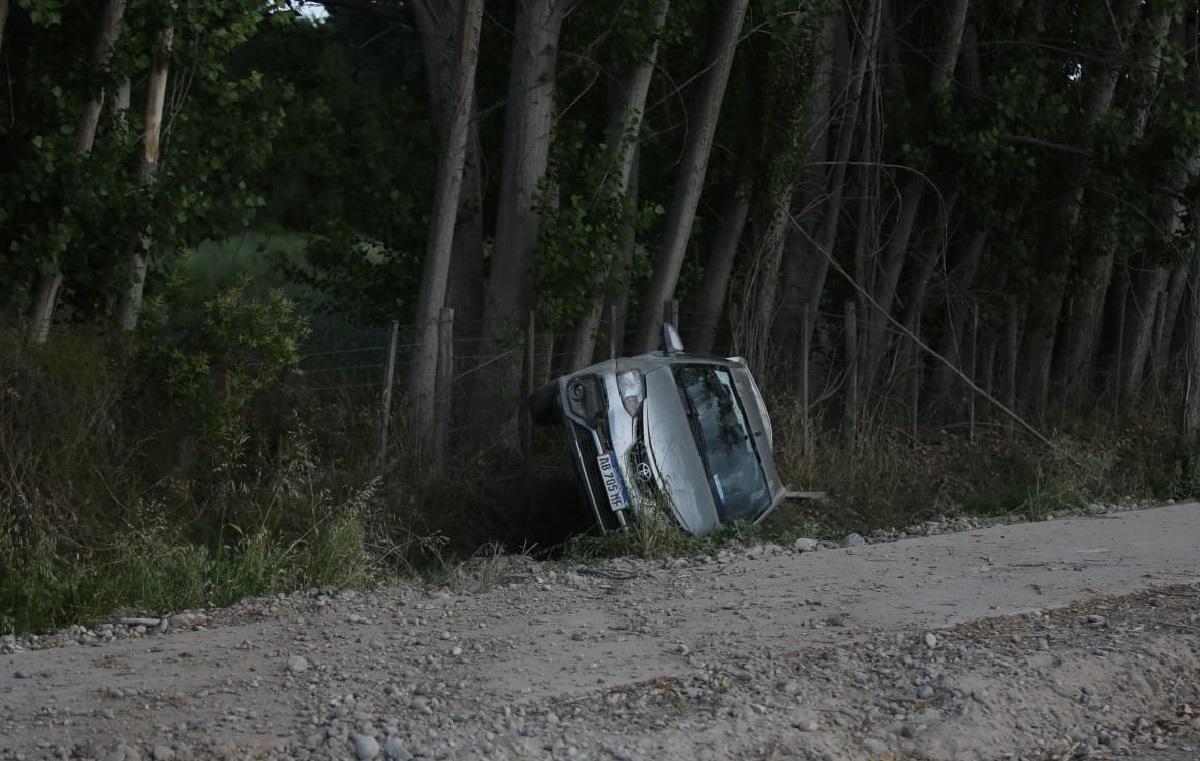 El vehículo quedó recostado sobre su lateral izquierdo. (Fotos Juan Thomes)